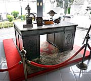 'An old Desk in the Kraton' by Asienreisender